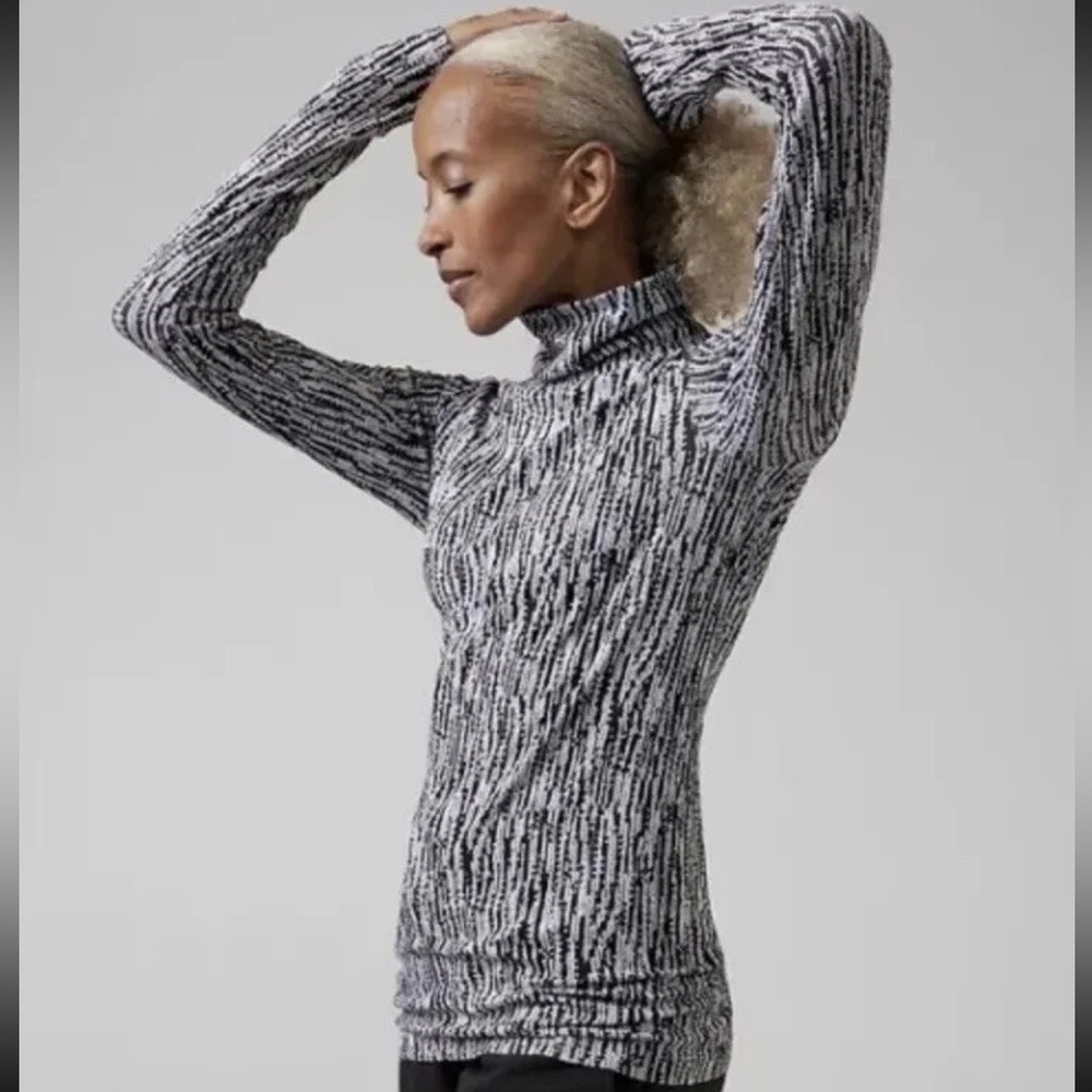ATHLETA Flurry Elemental Rib Turtleneck Top M Medium Winter Black White Sport